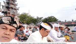 Hindus Pray