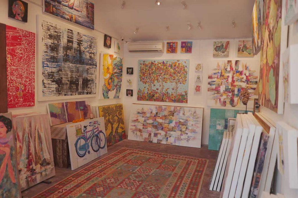 Immerse Yourself in Artistic Splendor at Feliz'Eye Art Painting Gallery Seminyak