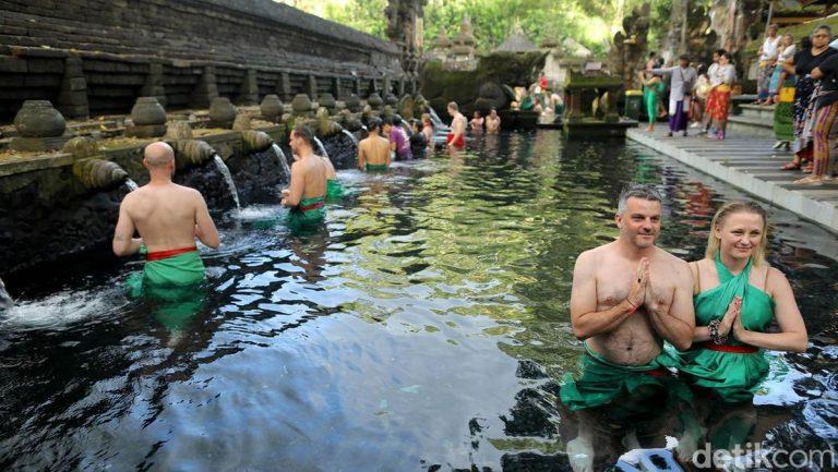 melukat-di-pura-tirta-empul-10_169